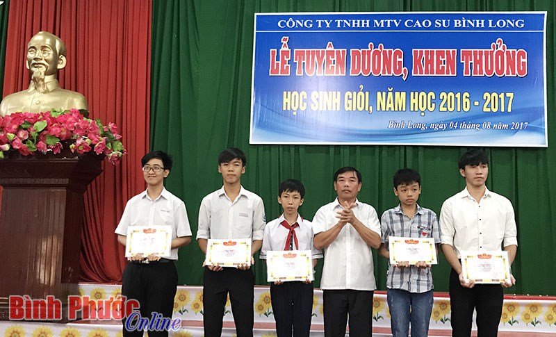 Cao su Bình Long tuyên dương, khen thưởng 176 học sinh giỏi