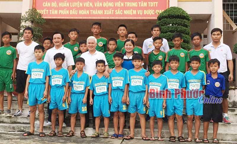 Chuẩn bị khai mạc giải bóng đá U13 và U15 tỉnh Bình Phước, năm 2017