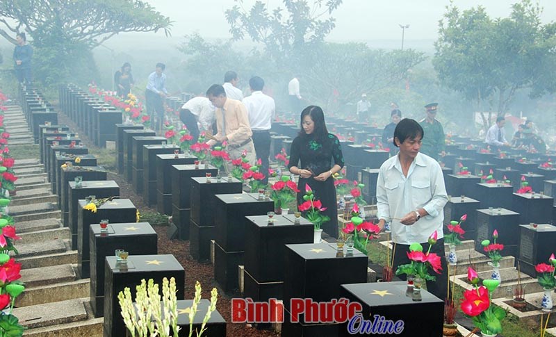 L&atilde;nh đạo tỉnh c&ugrave;ng đ&ocirc;ng đảo nh&acirc;n d&acirc;n viếng c&aacute;c anh h&ugrave;ng liệt sĩ