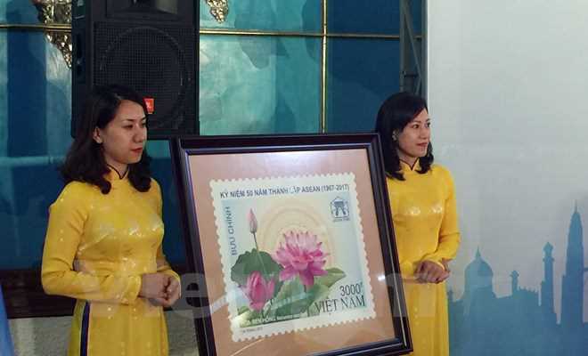 Tr&igrave;nh l&agrave;ng bộ tem bưu ch&iacute;nh kỷ niệm 50 năm th&agrave;nh lập ASEAN