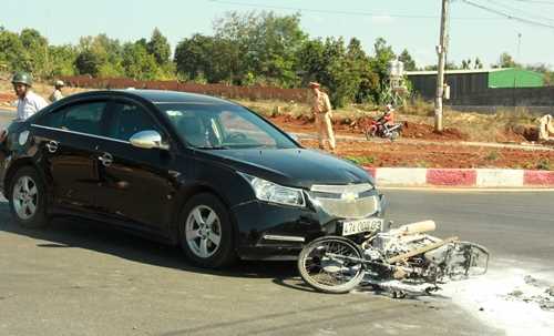 Va chạm với ôtô, 1 việt kiều tử nạn