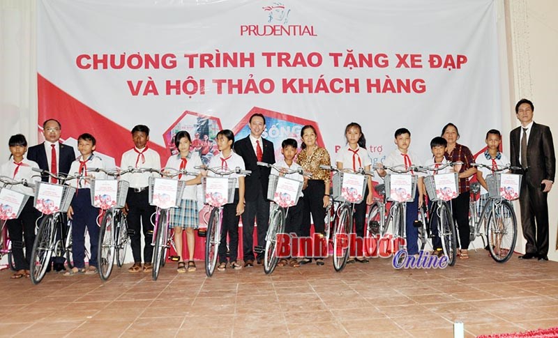 Prudential tặng 20 xe đạp cho học sinh nghèo