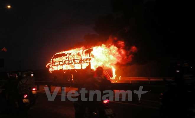 Xe khách chở 30 người bất ngờ bốc cháy dữ dội trên Quốc lộ 1A