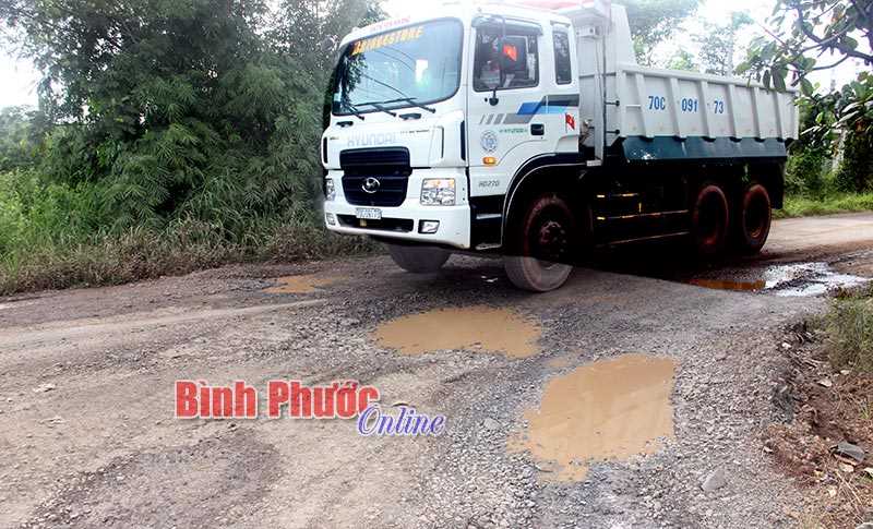 Xe trọng tải lớn &ldquo;băm n&aacute;t&rdquo; đường li&ecirc;n x&atilde; Lộc Thiện