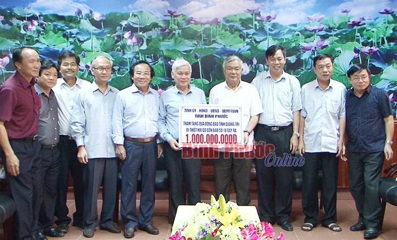 L&atilde;nh đạo tỉnh thăm, trao tiền ủng hộ c&aacute;c tỉnh Quảng Trị, Quảng B&igrave;nh, H&agrave; Tĩnh v&agrave; Nghệ An