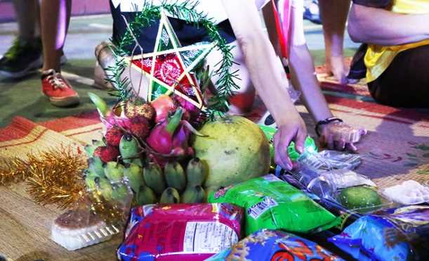 Du kh&aacute;ch nước ngo&agrave;i t&aacute;i hiện Tết Trung thu cổ truyền tại H&agrave; Nội