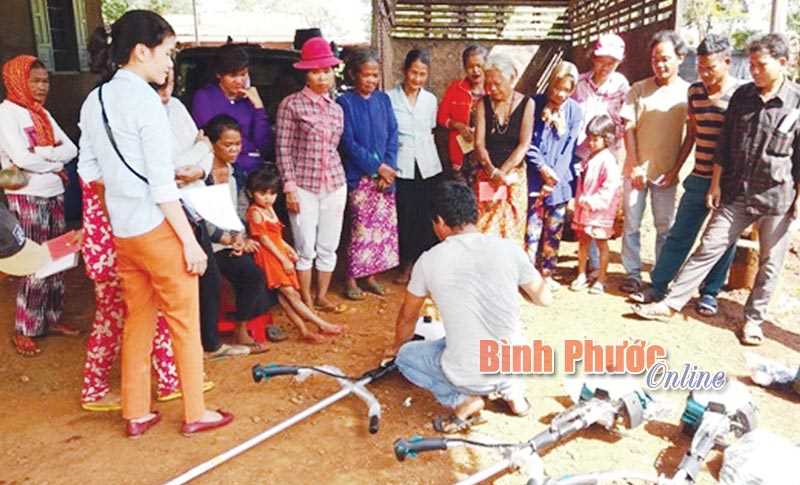 48 hộ DTTS nghèo huyện Phú Riềng được hỗ trợ nông cụ sản xuất