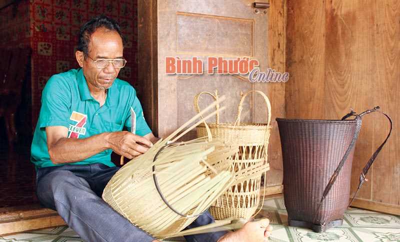 Thủy chung với nghề đan gùi