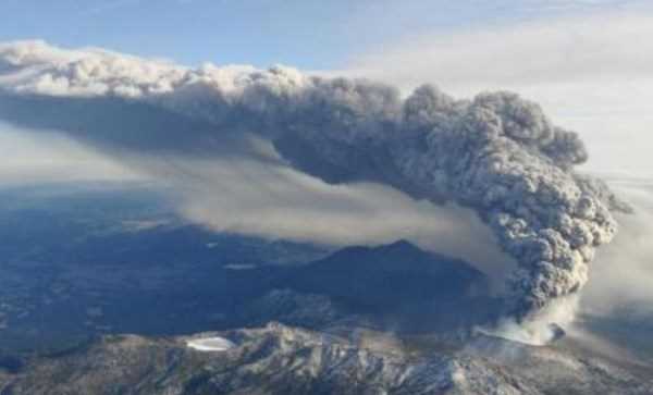 Núi lửa "thức giấc" phun tro bụi cao 2km tại Indonesia và Nhật Bản