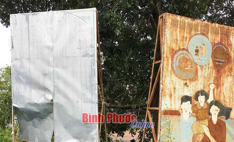 Biển hiệu hư hỏng v&agrave; bị che khuất