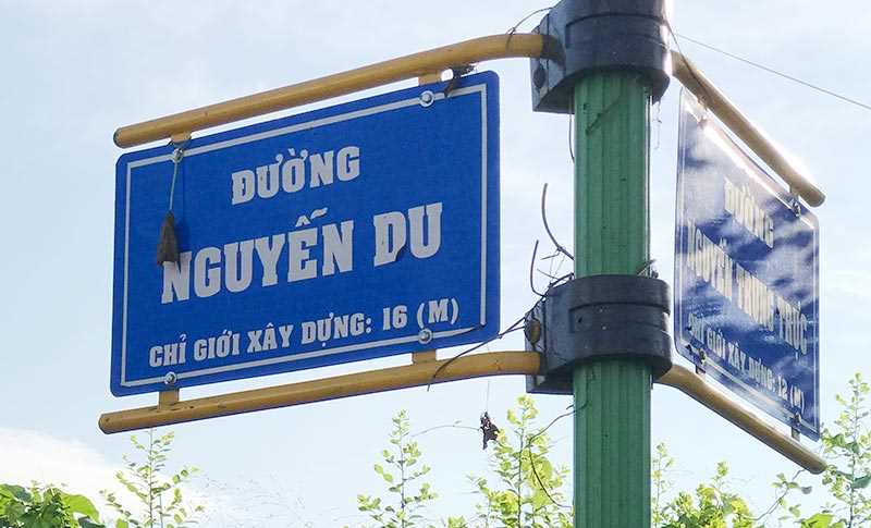 D&acirc;y leo &ldquo;&ocirc;m&rdquo; bảng t&ecirc;n đường đ&atilde; được ph&aacute;t dọn