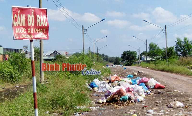 Cấm nhưng vẫn đổ r&aacute;c tr&ecirc;n đường