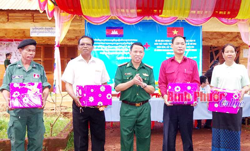 Thắm t&igrave;nh hữu nghị lực lượng vũ trang bi&ecirc;n giới Việt Nam - Campuchia