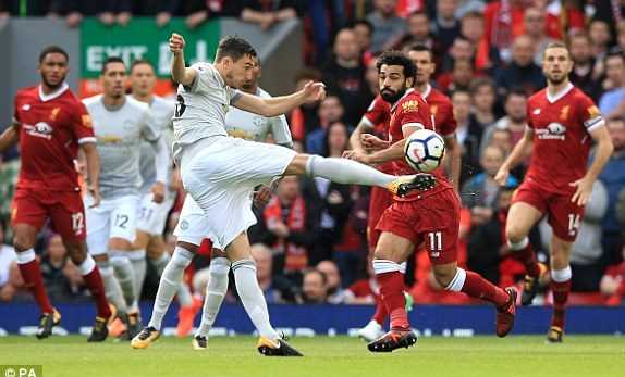 Cầm hòa Liverpool, M.U tạm chiếm ngôi đầu của Manchester City