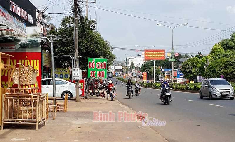 H&agrave;ng qu&aacute;n chiếm dụng vỉa h&egrave;