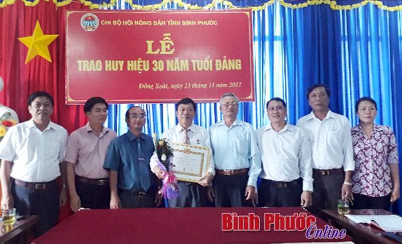 1 c&aacute;n bộ hội n&ocirc;ng d&acirc;n được trao tặng Huy hiệu 30 năm tuổi Đảng