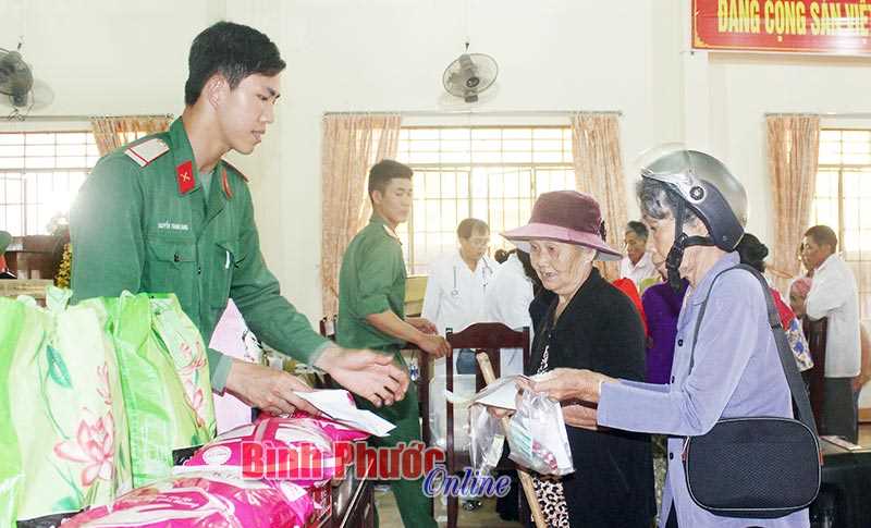Chùm ảnh: Thắm tình quân dân nơi biên giới