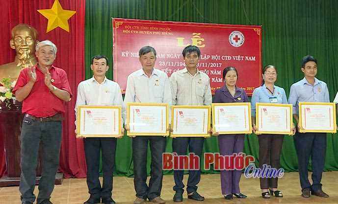 7 c&aacute; nh&acirc;n được tặng kỷ niệm chương &ldquo;V&igrave; sự nghiệp nh&acirc;n đạo&rdquo;