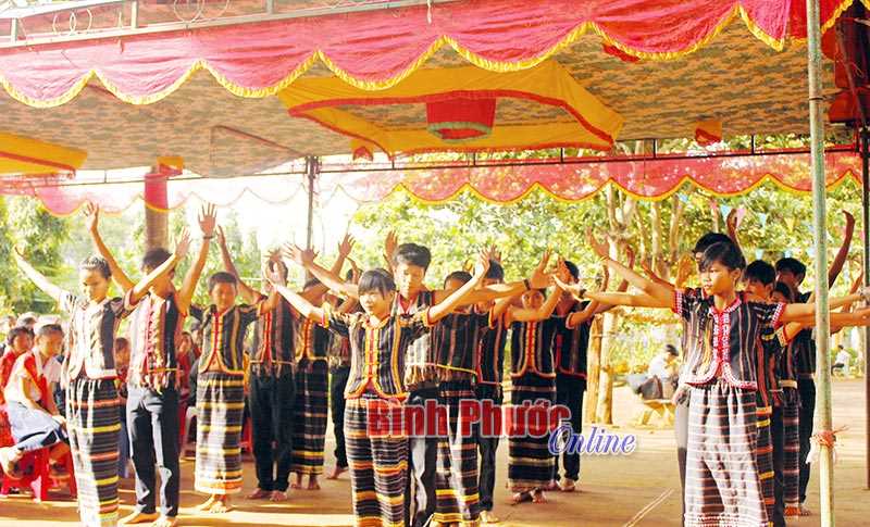 Phổ thông DTNT THCS Lộc Ninh nhân rộng “Nuôi heo đất”