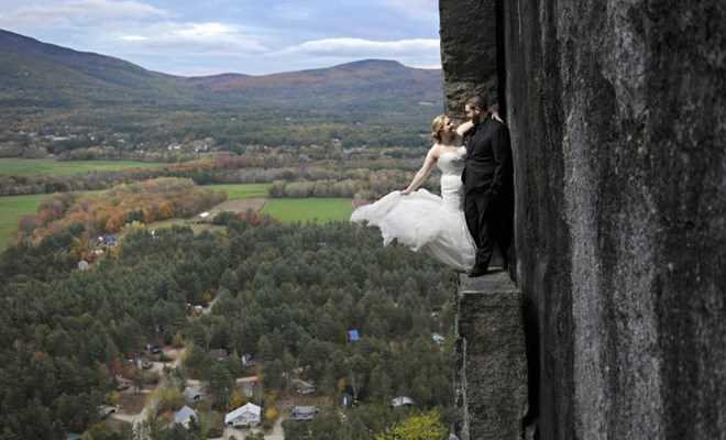 Cặp đôi liều mạng chụp ảnh cưới trên vách đá cao hơn 100m