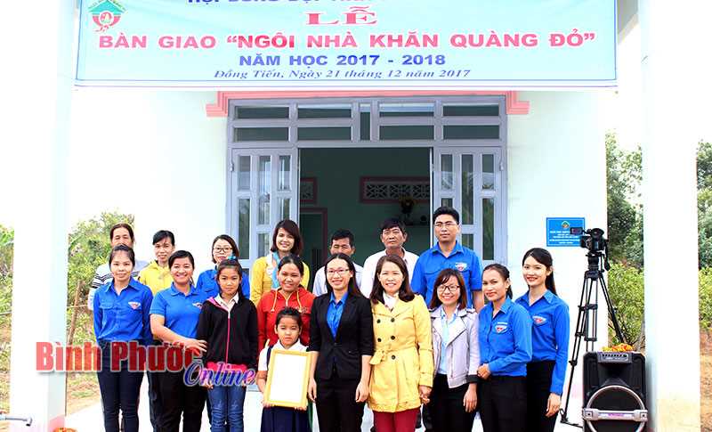Bàn giao “Ngôi nhà khăn quàng đỏ” cho học sinh hoànn cảnh khó khăn