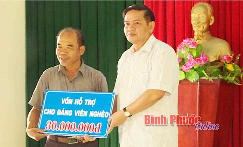 Bàn giao vốn hỗ trợ đảng viên nghèo xã Long Bình