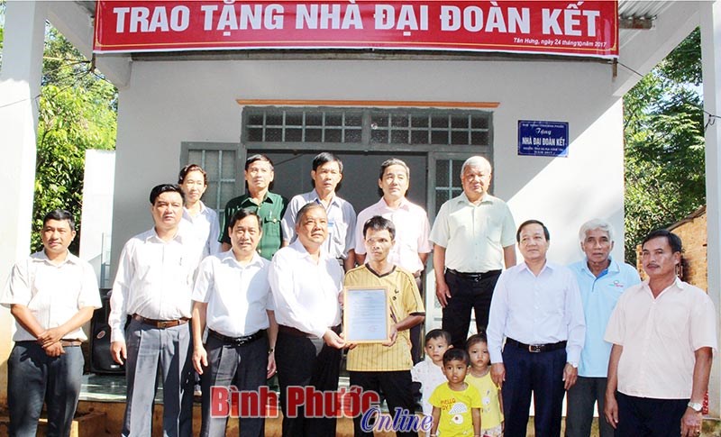 Bàn giao nhà đại đoàn kết từ chương trình “Nghĩa tình Sông Bé yêu thương”