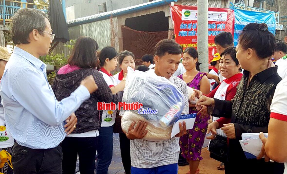 525 phần quà tặng Việt kiều nghèo ở Biển Hồ