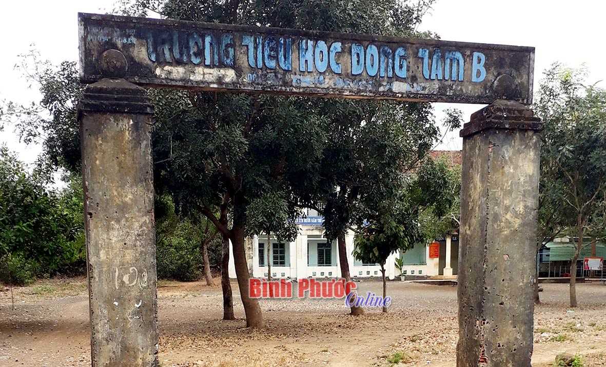 Cổng trường phản cảm