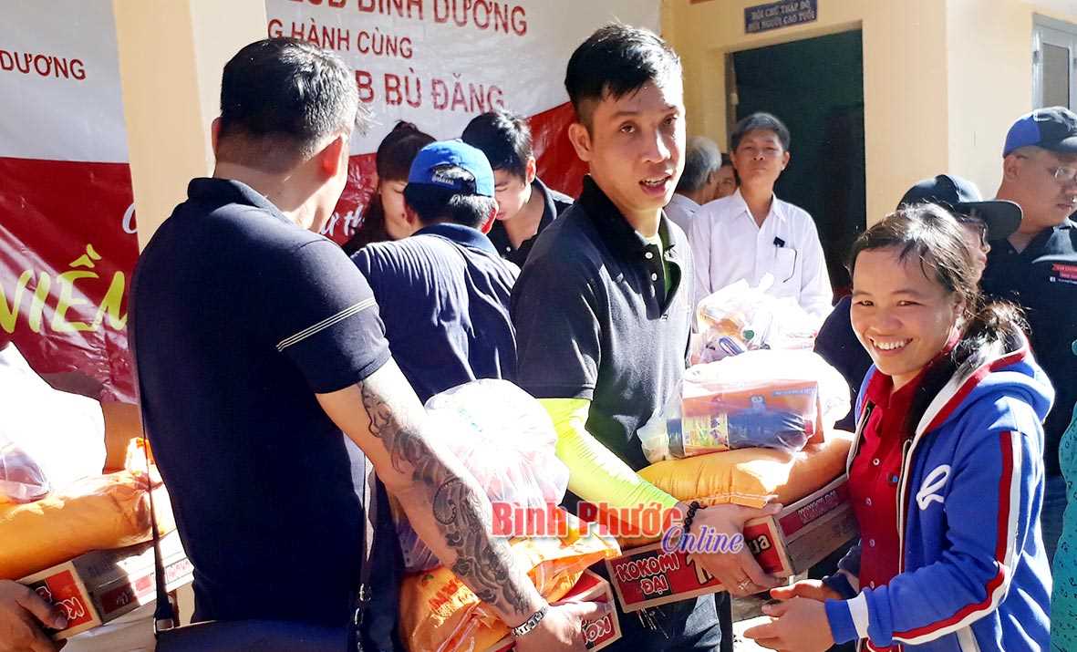 173 hộ nghèo nhận quà giáng sinh và tết Dương lịch