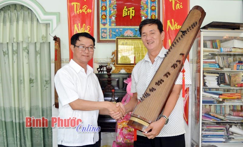 Bảo t&agrave;ng tỉnh được tặng c&acirc;y đ&agrave;n tranh