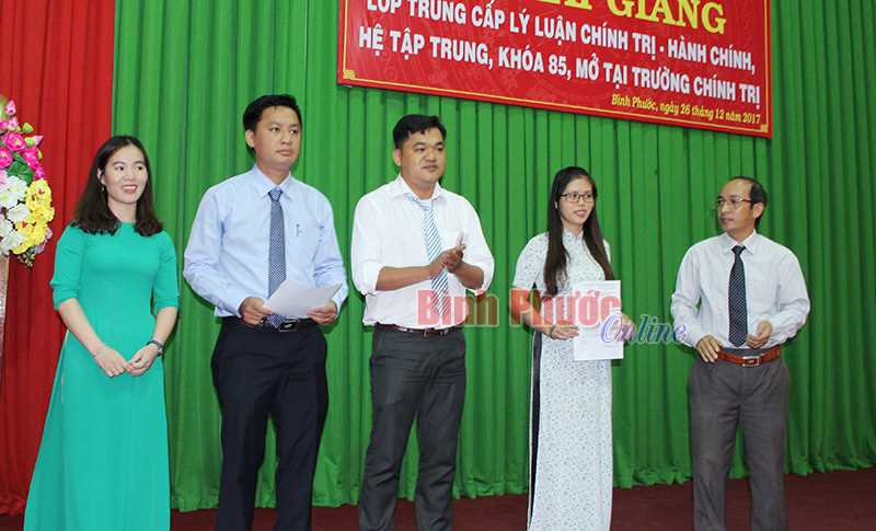 Khai giảng lớp trung cấp ch&iacute;nh trị - h&agrave;nh ch&iacute;nh kh&oacute;a 85