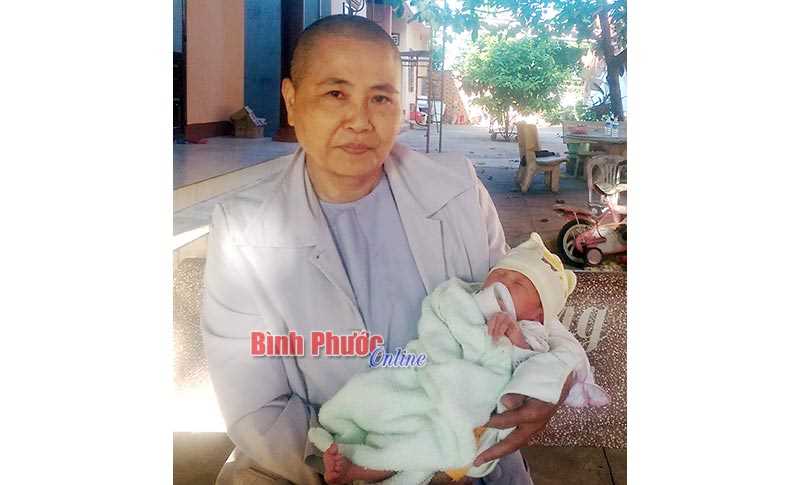 Bé gái 7 ngày tuổi bỏ rơi trước cổng chùa Bảo Quang
