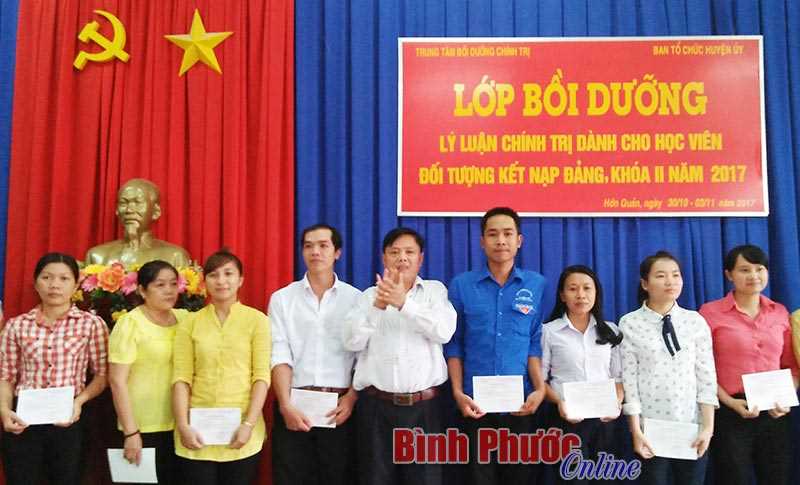 Bế giảng lớp bồi dưỡng l&yacute; luận ch&iacute;nh trị d&agrave;nh cho đối tượng kết nạp Đảng