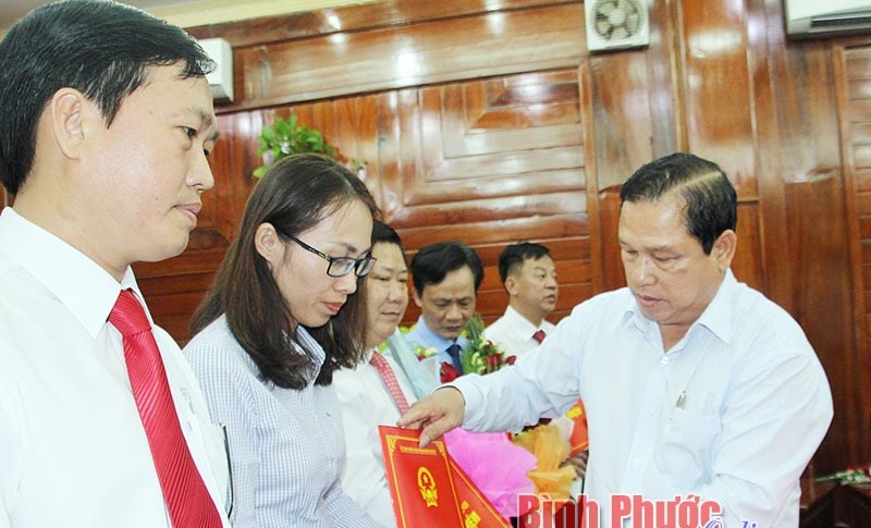 Chủ tịch UBND tỉnh trao quyết định điều động, bổ nhiệm 9 c&aacute;n bộ