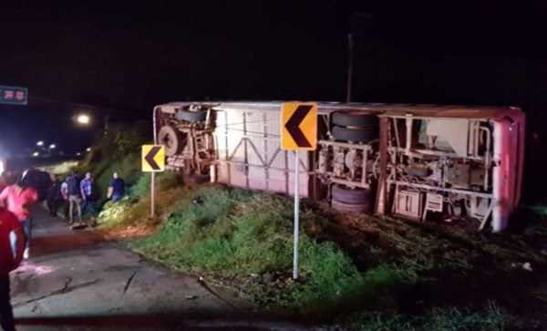 Xe buýt đâm phải xe vận tải hạng nặng, hơn 50 người thương vong