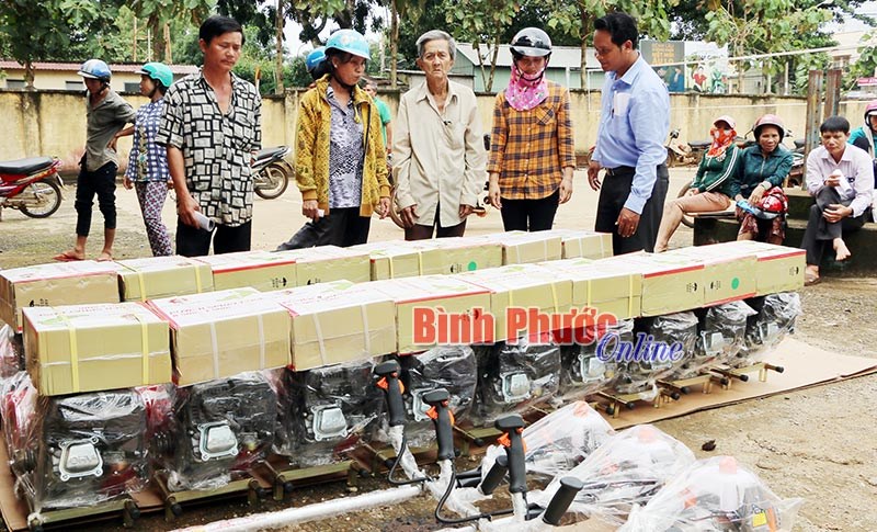 Cấp nông cụ, vật tư cho hộ nghèo, cận nghèo