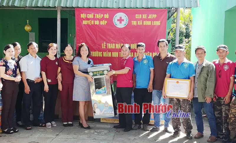 Câu lạc bộ xe Jeep Bình Long tặng 6 máy lọc nước cho Trường mẫu giáo huyện Bù Đốp