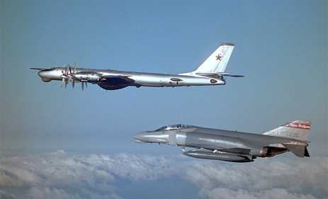 Bất ngờ với bức ảnh chiến đấu cơ Mỹ lộn nhào để máy bay Liên Xô chụp ảnh