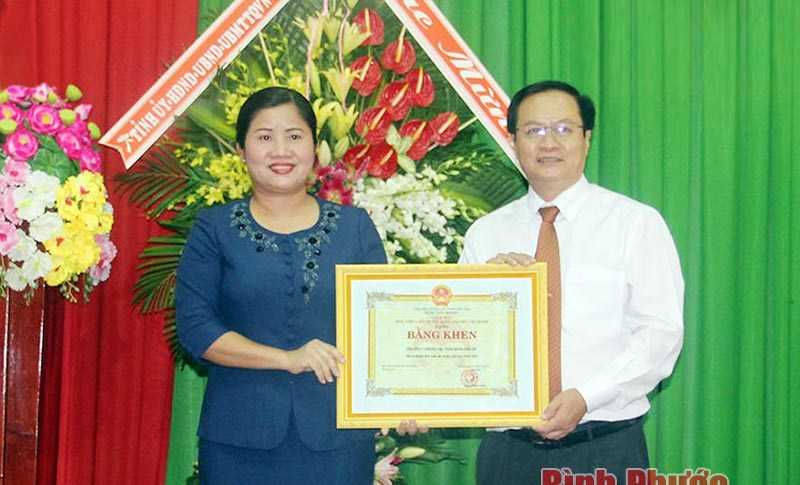 Tập trung n&acirc;ng cao chất lượng v&agrave; số lượng đội ngũ c&aacute;n bộ, giảng vi&ecirc;n