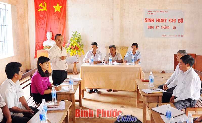 Ủy vi&ecirc;n Ban Thường vụ Tỉnh ủy dự sinh hoạt định kỳ Chi bộ th&ocirc;n 4, x&atilde; Đồng Nai