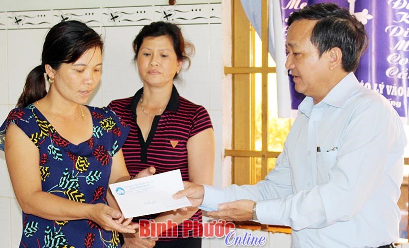 Chủ tịch UBMTTQVN tỉnh tặng quà gia đình học sinh bị nước cuốn trôi