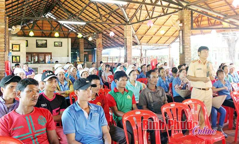 C&ocirc;ng an Ph&uacute; Riềng tuy&ecirc;n truyền luật giao th&ocirc;ng cho đo&agrave;n vi&ecirc;n, c&ocirc;ng nh&acirc;n