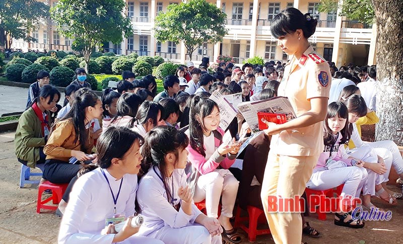 Công an huyện Bù Đăng tuyên truyền luật giao thông đến học sinh