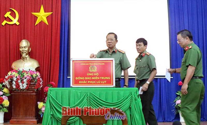 C&ocirc;ng an tỉnh ph&aacute;t động ủng hộ đồng b&agrave;o miền Trung khắc phục sau b&atilde;o, lụt