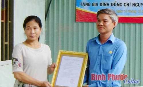 Công đoàn viên chức tỉnh trao tặng mái ấm công đoàn