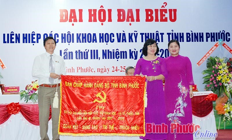 Tin tưởng Li&ecirc;n hiệp hội B&igrave;nh Phước tiếp tục c&oacute; những bước ph&aacute;t triển mạnh mẽ (*)