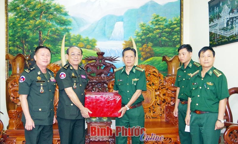 Đo&agrave;n c&ocirc;ng t&aacute;c Campuchia thăm, trao đổi về t&igrave;nh h&igrave;nh bi&ecirc;n giới với BĐBP tỉnh