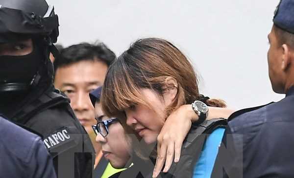 Đoàn Thị Hương được đưa đến phòng thí nghiệm hóa chất