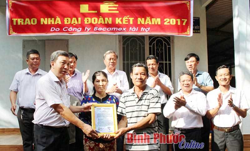 Đồng Phú bàn giao 10 nhà đại đoàn kết cho hộ nghèo